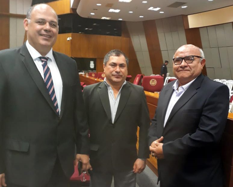 Senador Nacional Abel González(izq)  Pdte de la Comisión de Entes Binacionales y Desarrollo del Sistema Electrico del Paraguay, Jorge Britez,  Secretario de Conflictos STEIBI y Javier Villalba(der) Secrretario Gral del SICAE